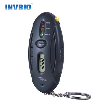 3 Seviyeli Led Işıklar, Sürüş Güvenliği İçin Zamanlayıcı Hızlı Tepki ile Breathalyzer Alkol Test Cihazını Gösteriyor